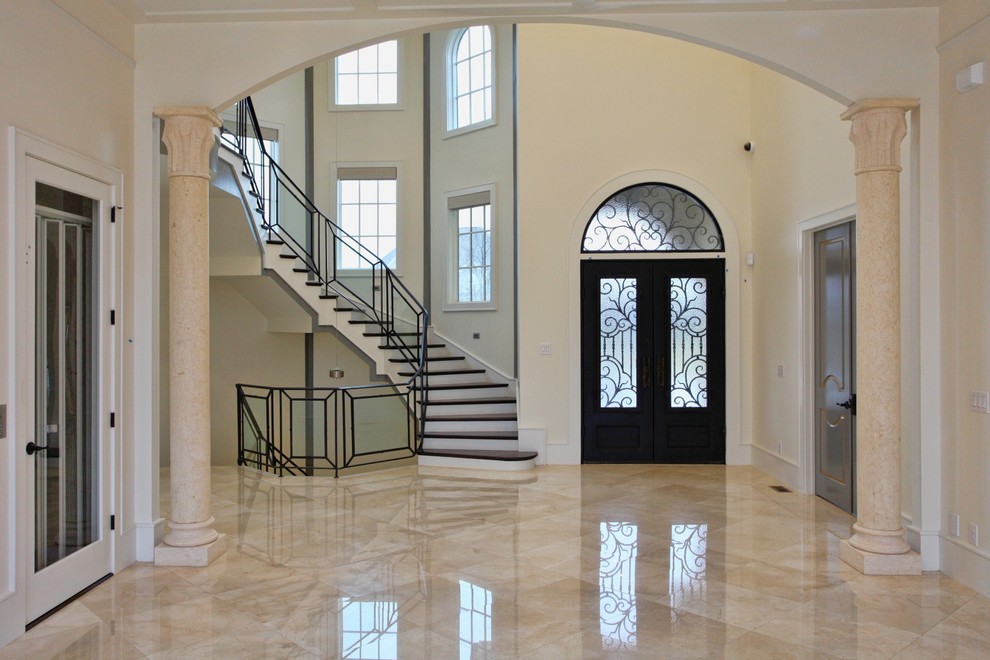 Immagine di un ampio soggiorno classico aperto con pavimento in marmo, sala formale, pareti bianche, cornice del camino in pietra, camino classico e pavimento beige