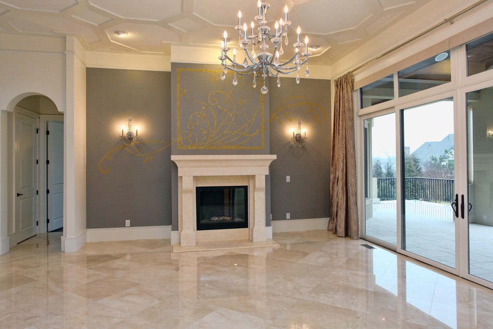 Пример оригинального дизайна: огромная парадная, открытая гостиная комната в современном стиле с белыми стенами, мраморным полом, фасадом камина из камня, стандартным камином, бежевым полом и кессонным потолком