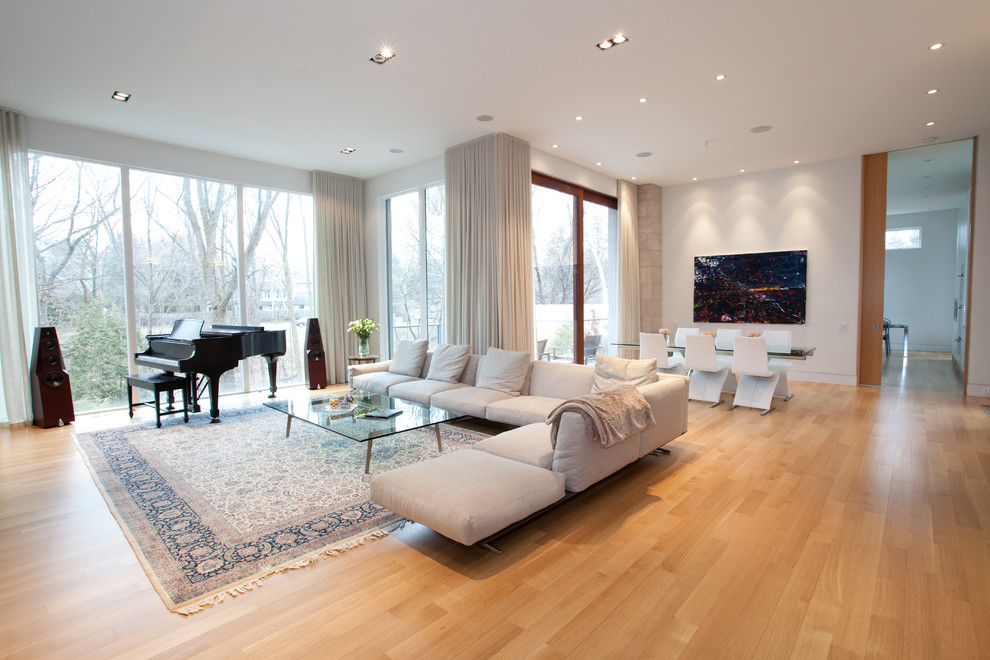 На фото: открытая гостиная комната среднего размера в современном стиле с музыкальной комнатой, паркетным полом среднего тона, горизонтальным камином и телевизором на стене