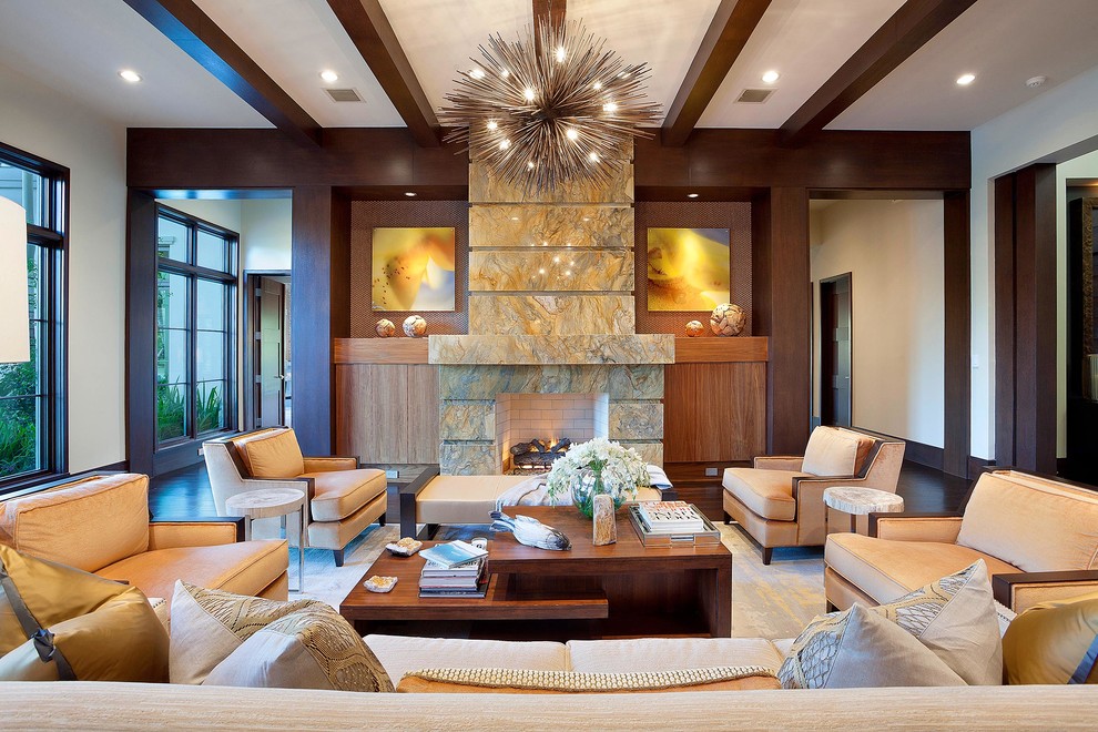 Стильный дизайн: огромная гостиная комната в современном стиле с стандартным камином - последний тренд