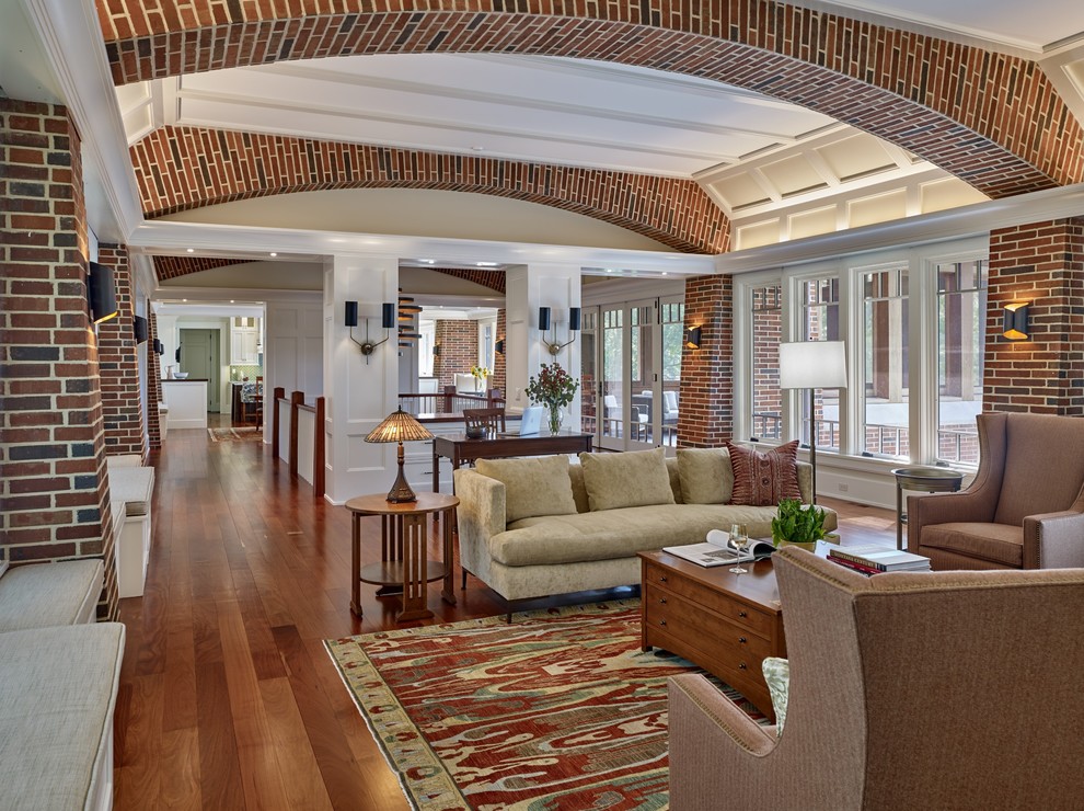 Idée de décoration pour un salon craftsman ouvert avec une salle de réception et un sol en bois brun.