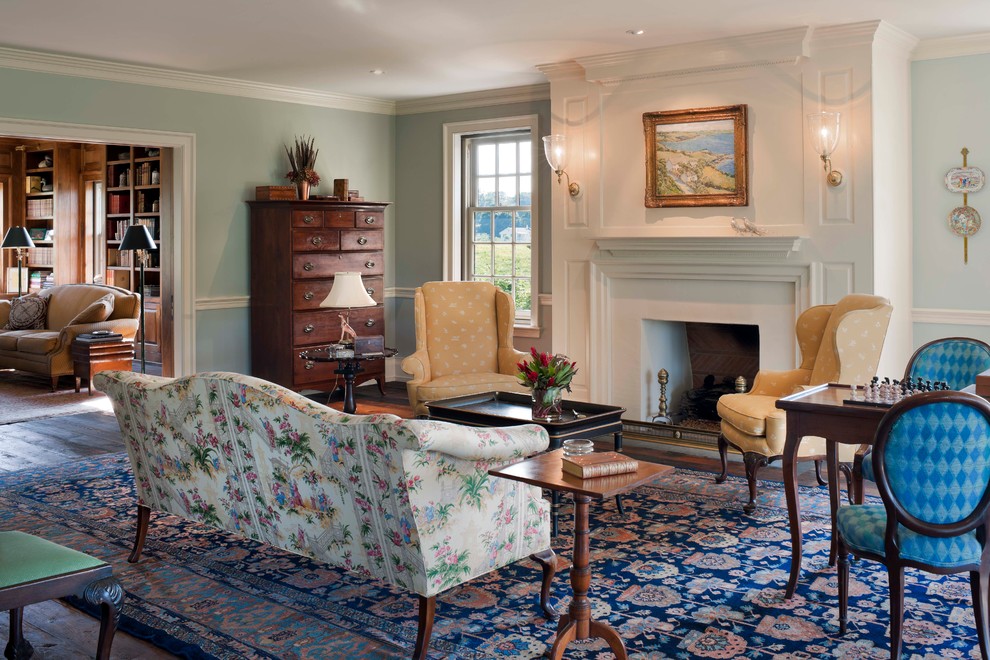 Свежая идея для дизайна: гостиная комната:: освещение в стиле кантри с синими стенами - отличное фото интерьера