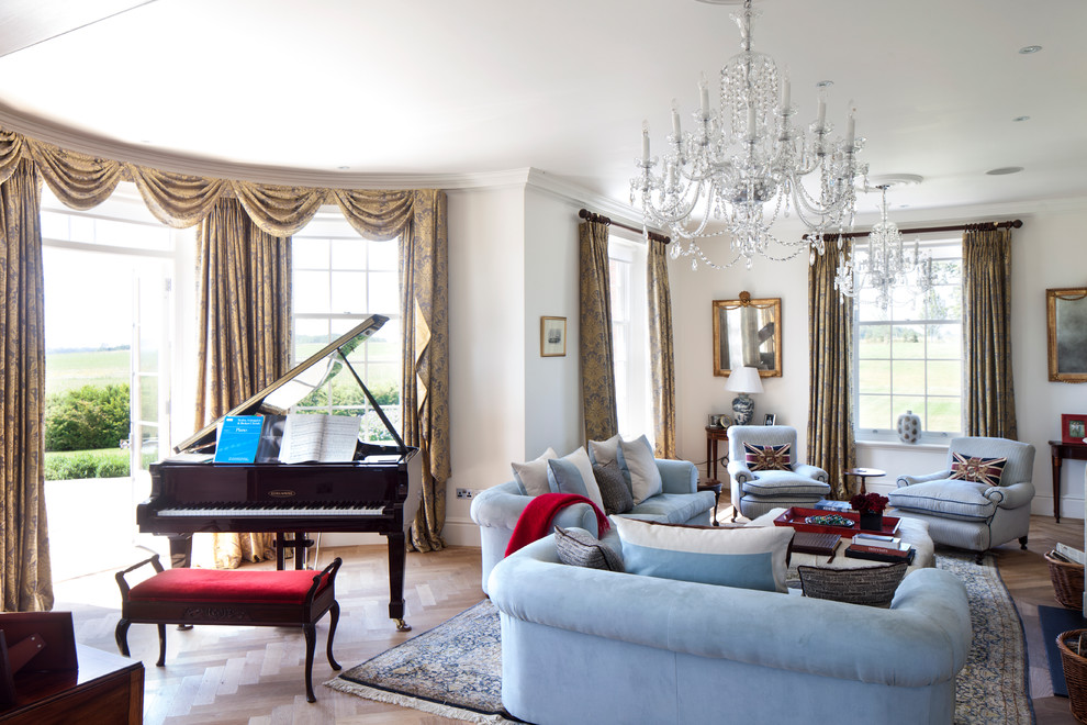 На фото: гостиная комната в классическом стиле с бежевым полом, синим диваном и ковром на полу с
