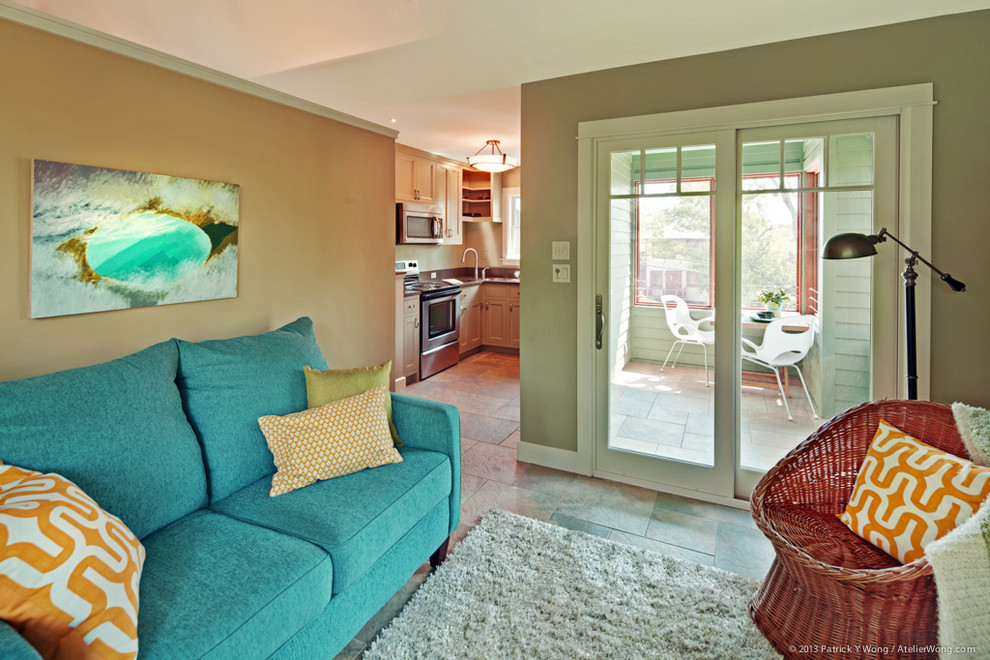 Источник вдохновения для домашнего уюта: маленькая гостиная комната в стиле кантри с серыми стенами, полом из керамогранита и разноцветным полом для на участке и в саду