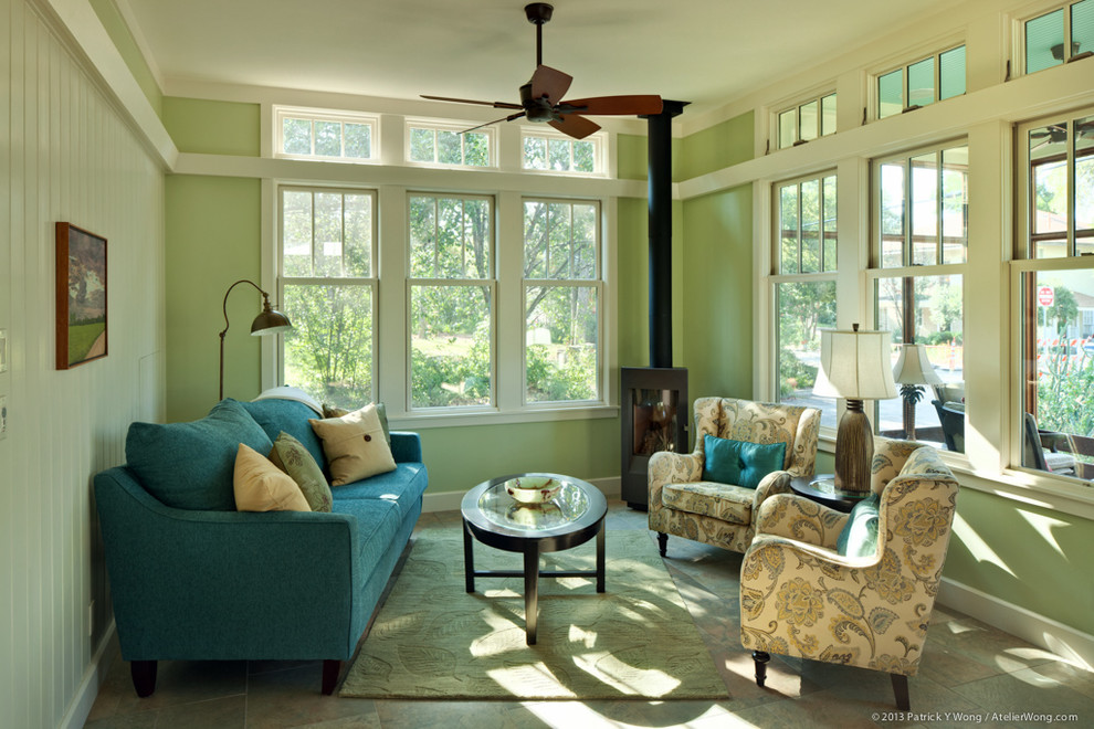 Idee per un piccolo soggiorno american style aperto con pareti verdi, pavimento in gres porcellanato, stufa a legna, TV a parete e pavimento multicolore