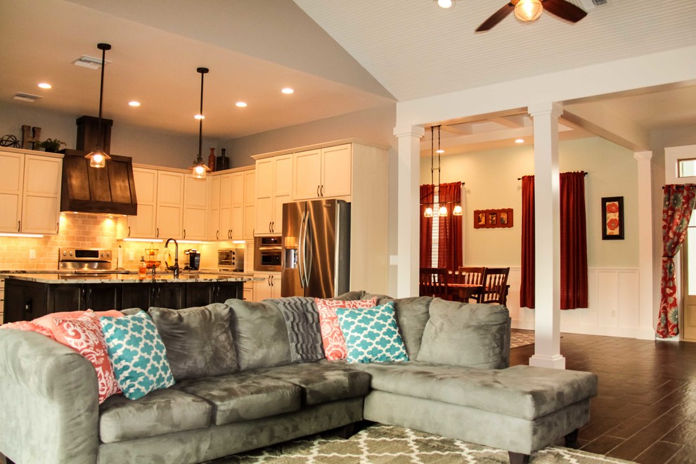 Mittelgroßes, Offenes Maritimes Wohnzimmer mit braunem Holzboden und braunem Boden in Miami