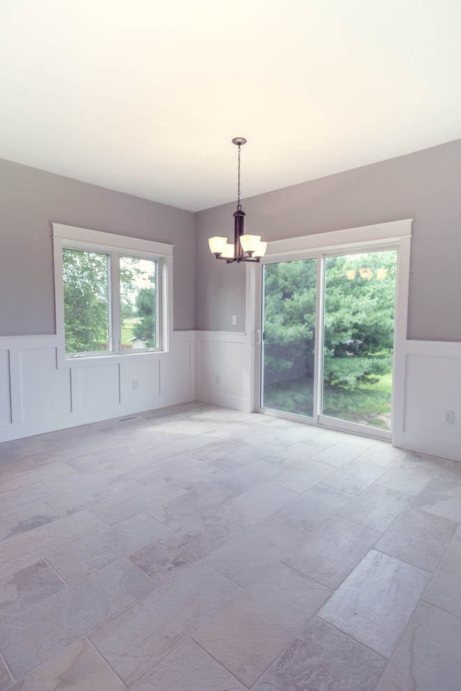 Modelo de salón cerrado tradicional de tamaño medio sin chimenea y televisor con paredes grises y suelo de mármol