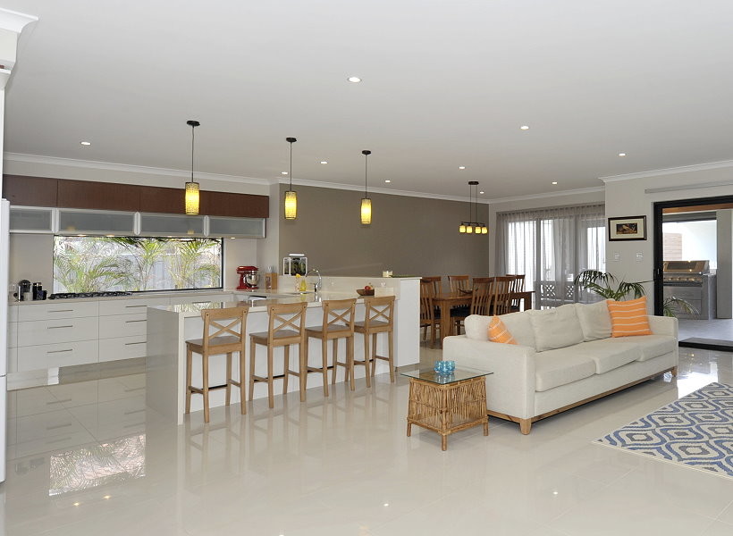Mittelgroßes, Offenes Modernes Wohnzimmer mit weißer Wandfarbe, Porzellan-Bodenfliesen und weißem Boden in Perth