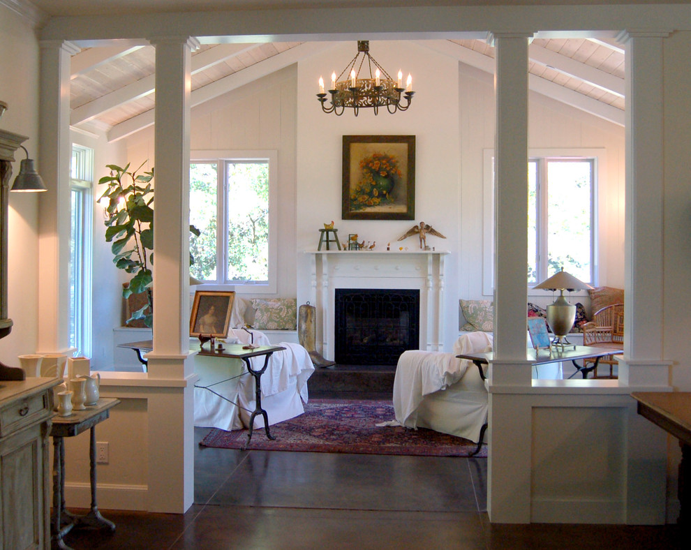Modelo de salón tradicional con paredes blancas y todas las chimeneas