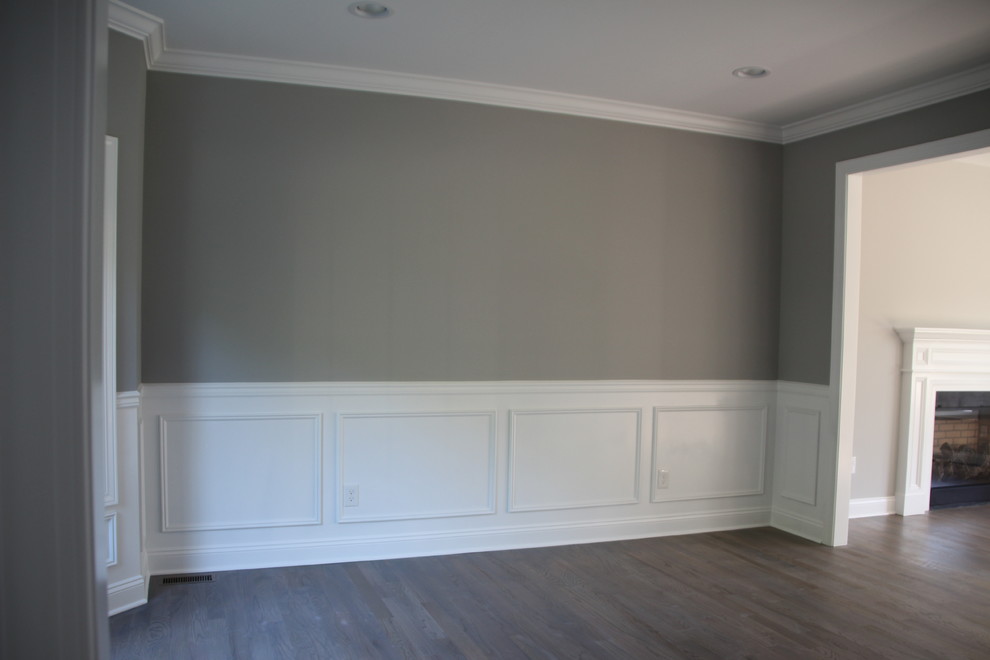 Exempel på ett mellanstort klassiskt separat vardagsrum, med ett finrum, grå väggar, mellanmörkt trägolv, en standard öppen spis, en spiselkrans i gips och brunt golv