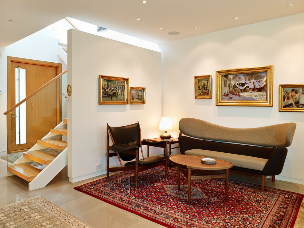 Пример оригинального дизайна: гостиная комната в стиле ретро с белыми стенами