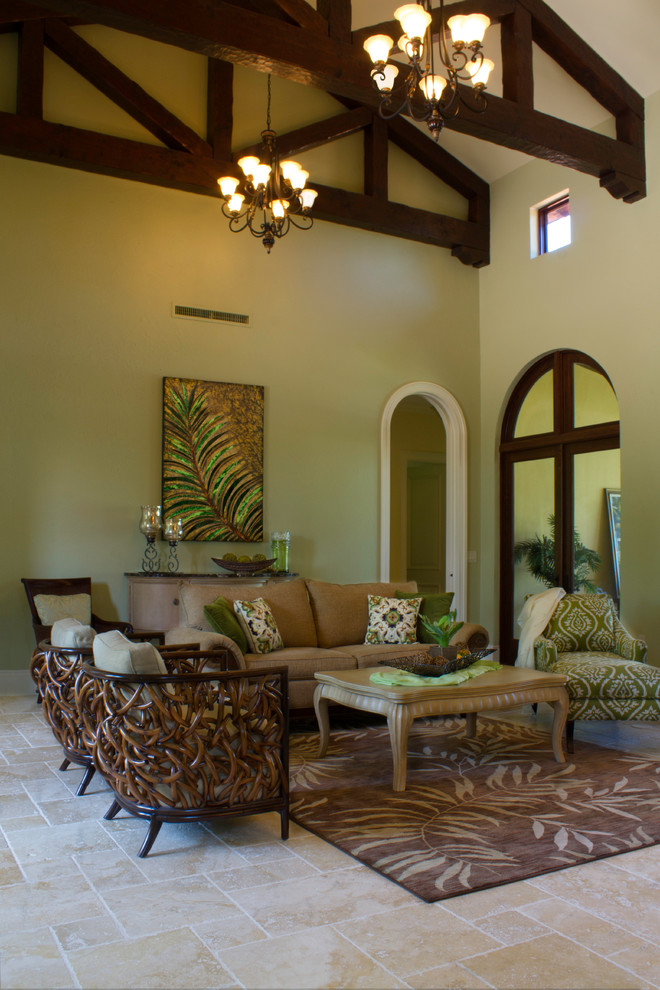 Immagine di un grande soggiorno tropicale chiuso con sala formale, pareti verdi, pavimento in travertino, nessun camino, nessuna TV e pavimento beige