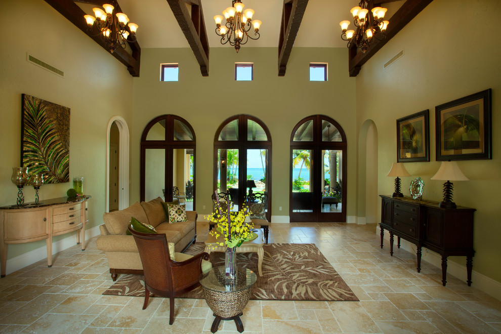 Idéer för stora tropiska separata vardagsrum, med ett finrum, gröna väggar, travertin golv och beiget golv
