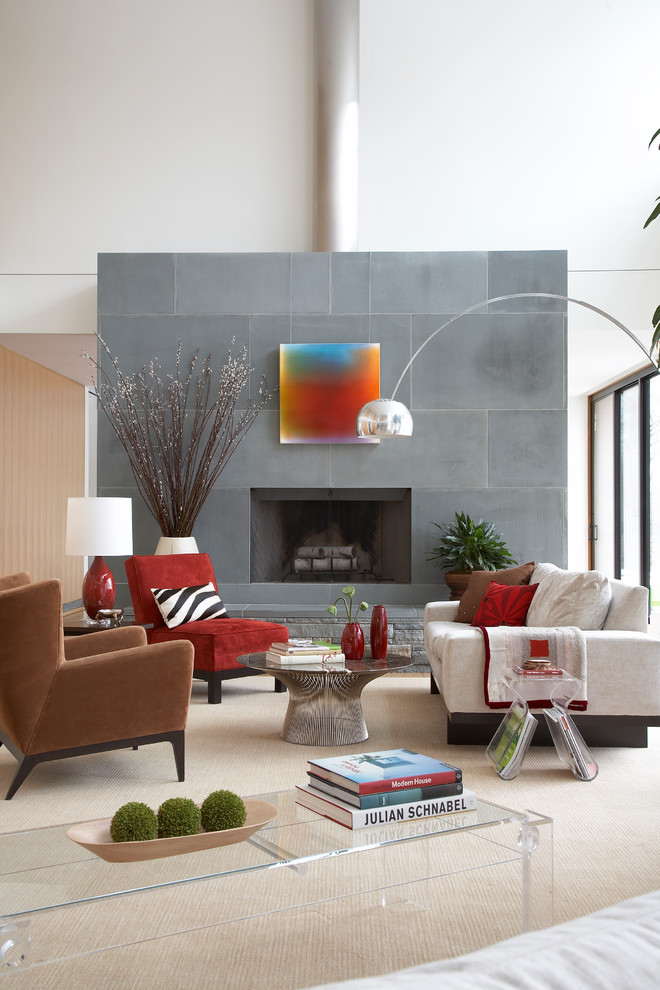Repräsentatives Modernes Wohnzimmer mit Kaminumrandung aus Stein, weißer Wandfarbe und Gaskamin in New York
