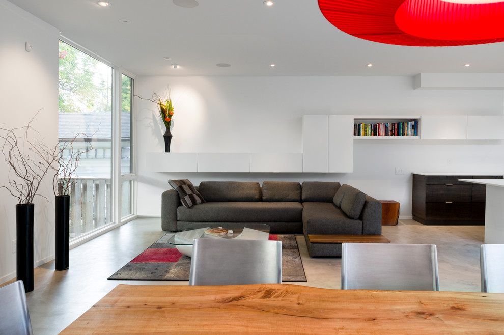 Modernes Wohnzimmer mit weißer Wandfarbe und Betonboden in Ottawa