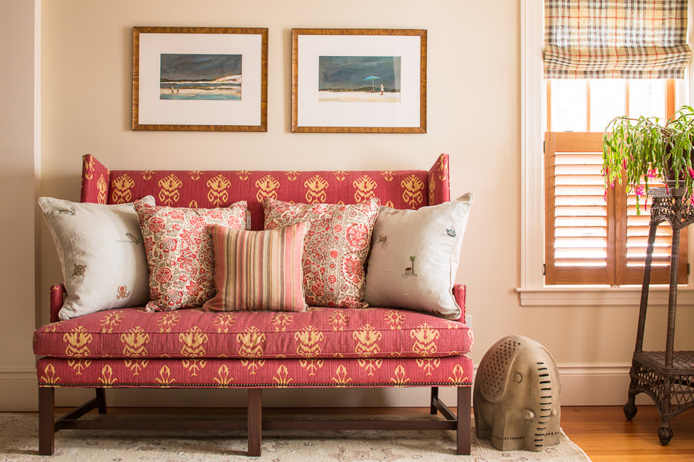 Immagine di un soggiorno country con pareti beige e pavimento in legno massello medio