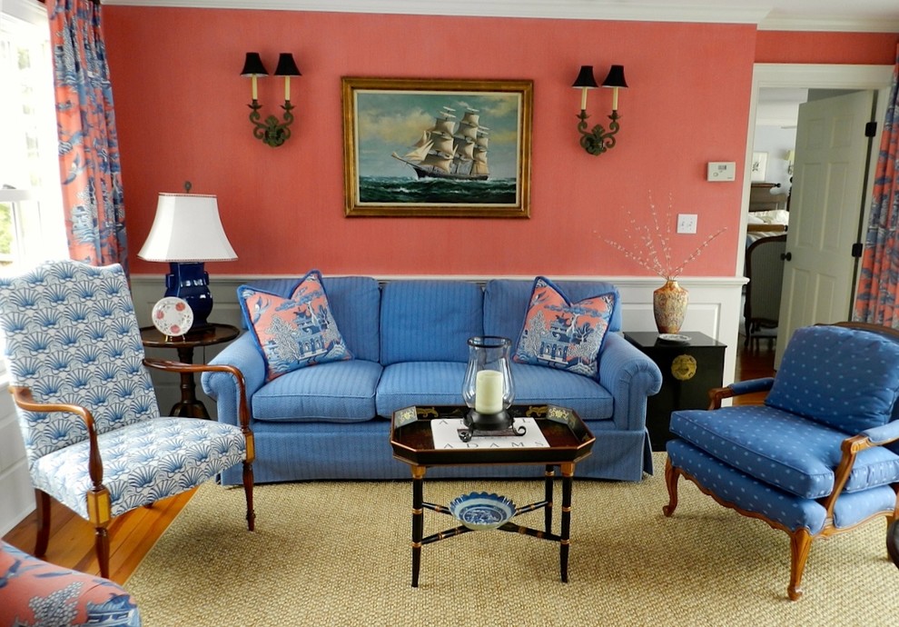 Esempio di un soggiorno chic di medie dimensioni e chiuso con sala formale, pareti rosa, pavimento in legno massello medio, nessun camino, nessuna TV e pavimento marrone