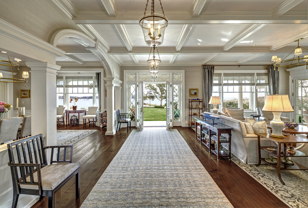 Klassisches Wohnzimmer mit beiger Wandfarbe und braunem Holzboden in New York