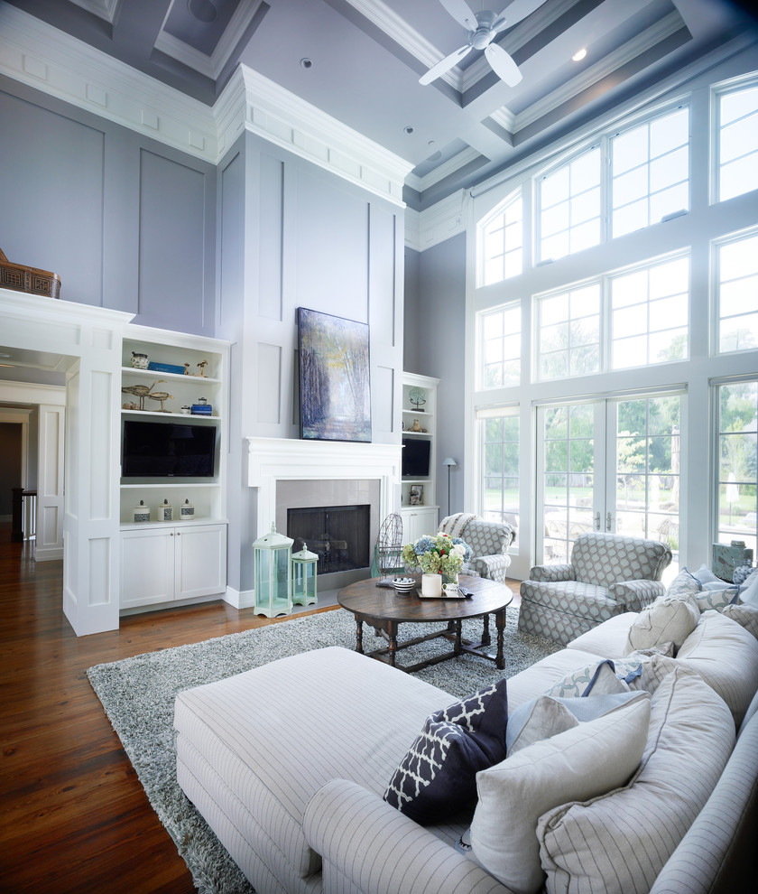 Стильный дизайн: гостиная комната в стиле неоклассика (современная классика) с синими стенами - последний тренд