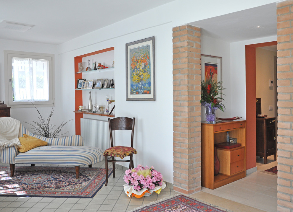 Exemple d'un salon méditerranéen de taille moyenne avec un mur beige et un sol en carrelage de céramique.