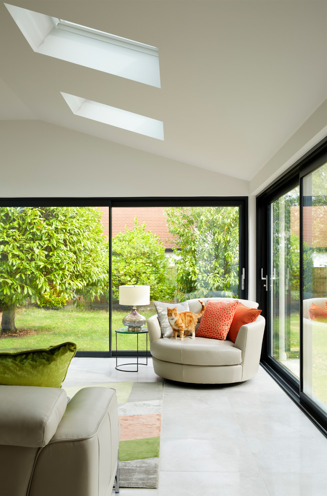 Offenes Modernes Wohnzimmer mit weißer Wandfarbe, Kalkstein und TV-Wand in Kent