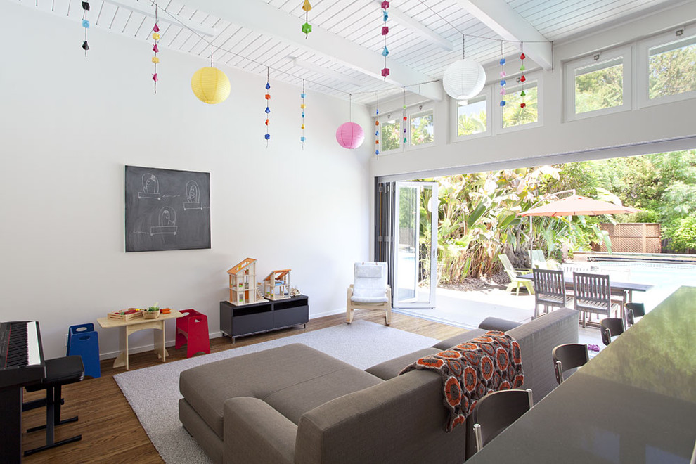 Idee per un soggiorno minimalista aperto con pareti bianche e pavimento in legno massello medio