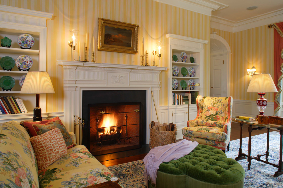 Foto di un soggiorno classico chiuso con pareti gialle, camino classico e nessuna TV