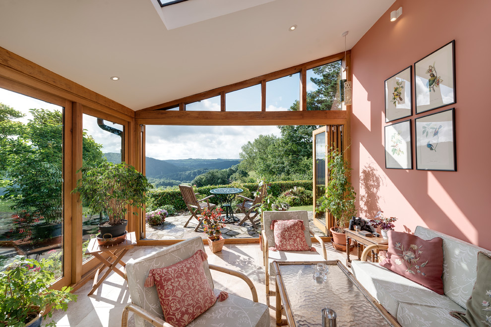 Abgetrenntes, Mittelgroßes Klassisches Wohnzimmer mit rosa Wandfarbe, Kalkstein und beigem Boden in Cornwall
