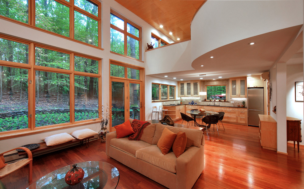 Cette photo montre un salon tendance de taille moyenne et ouvert avec un mur blanc et un sol en bois brun.