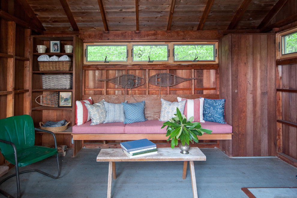 Immagine di un soggiorno chic chiuso con pareti marroni e pavimento grigio