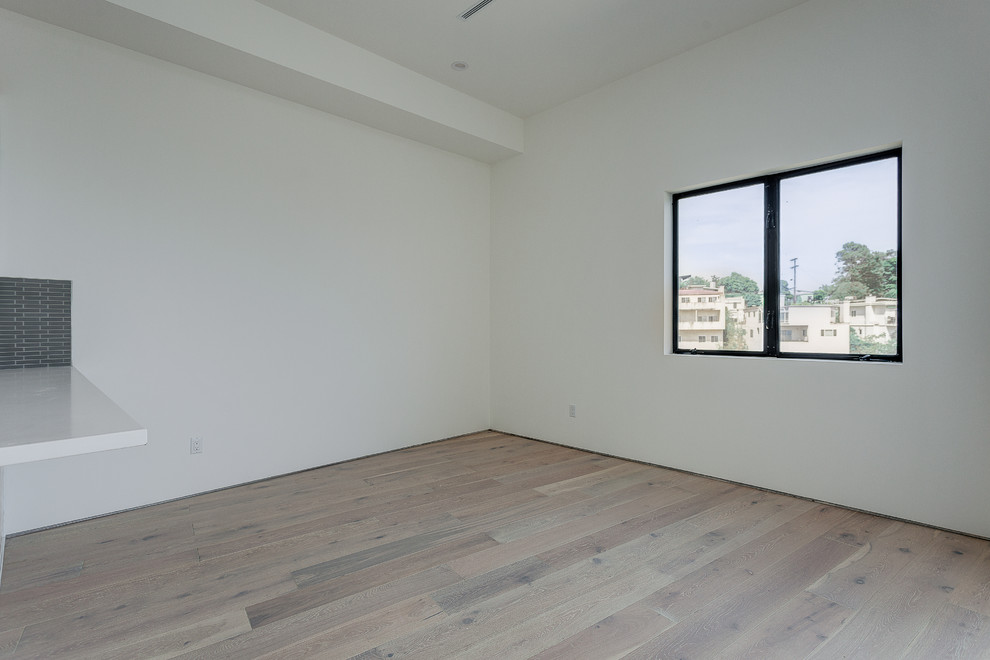 Foto på ett stort funkis allrum med öppen planlösning, med ett finrum, vita väggar, ljust trägolv och brunt golv