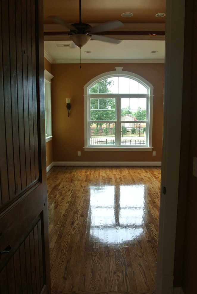На фото: гостиная комната среднего размера в классическом стиле с желтыми стенами и паркетным полом среднего тона с