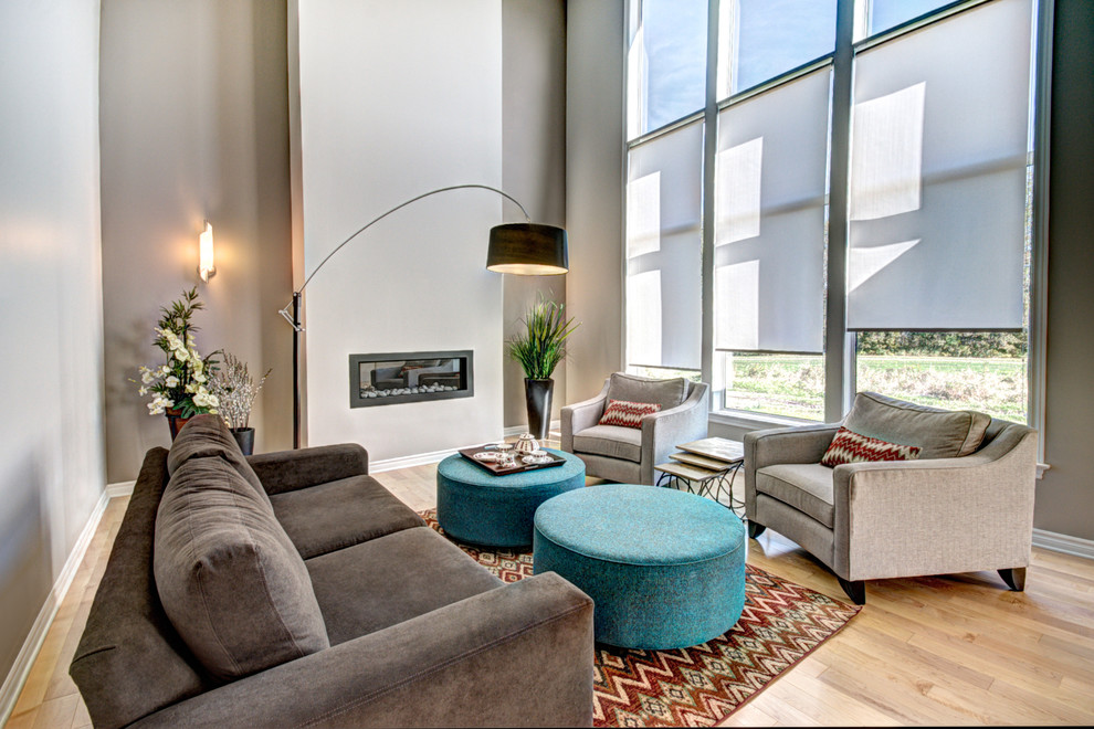 Источник вдохновения для домашнего уюта: гостиная комната в современном стиле с серыми стенами и горизонтальным камином