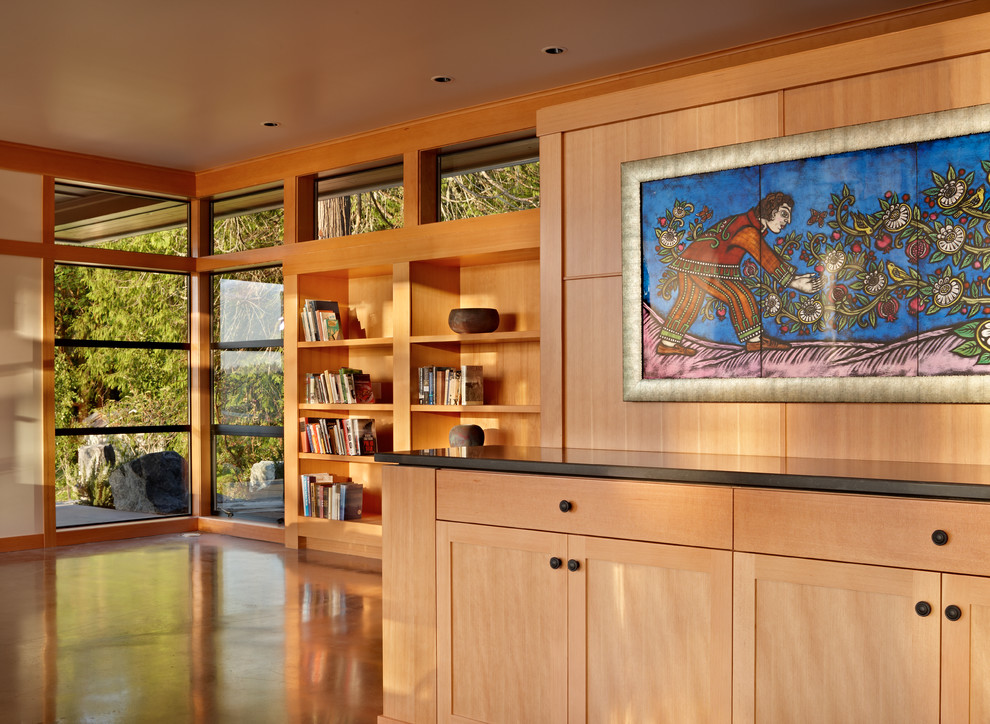 Источник вдохновения для домашнего уюта: гостиная комната в современном стиле с с книжными шкафами и полками и бетонным полом