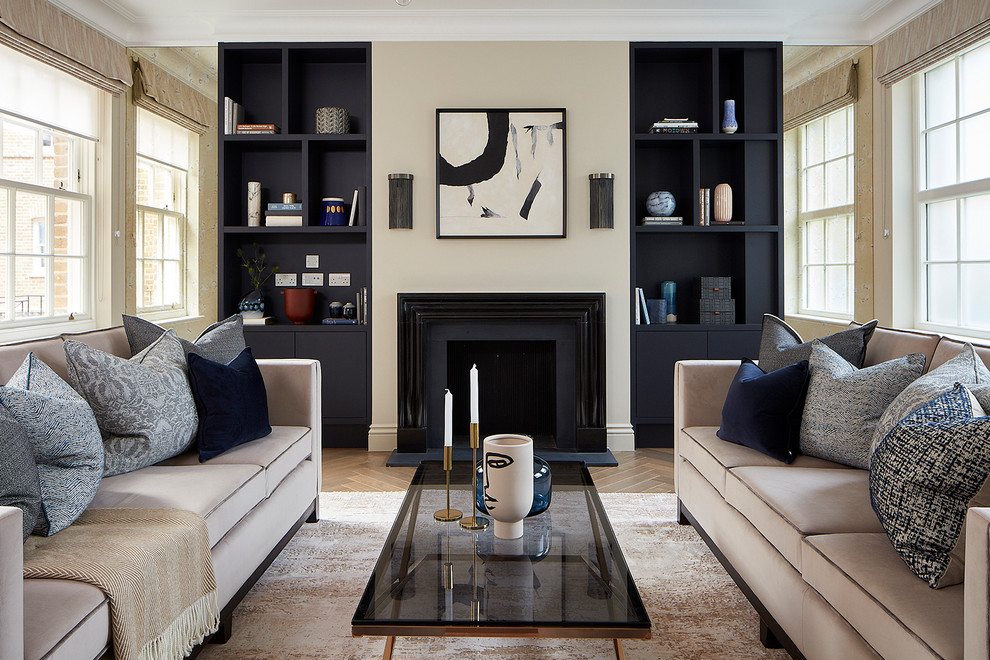 Immagine di un soggiorno classico con sala formale, pareti beige, parquet chiaro, camino classico e nessuna TV