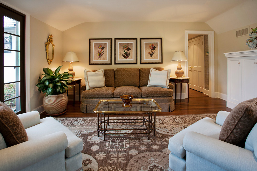 Foto di un soggiorno classico di medie dimensioni con pareti beige, parquet scuro e pavimento marrone