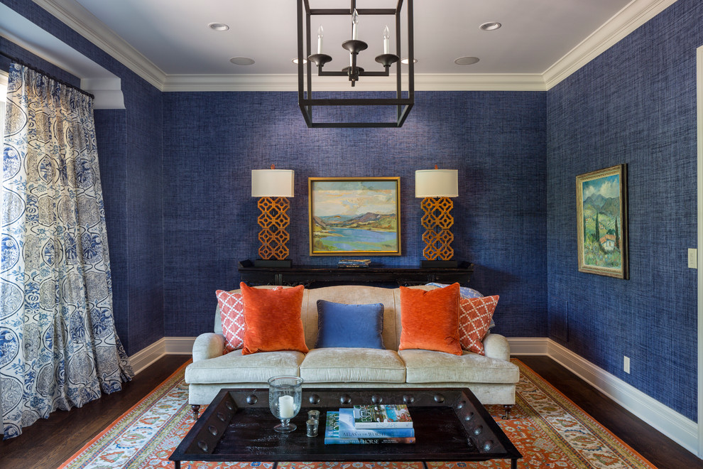Immagine di un soggiorno classico con pareti blu, parquet scuro e nessun camino