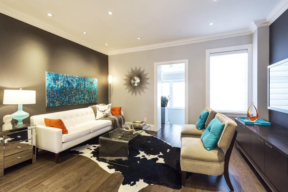 Стильный дизайн: парадная, открытая гостиная комната среднего размера в современном стиле с серыми стенами, паркетным полом среднего тона и телевизором на стене без камина - последний тренд