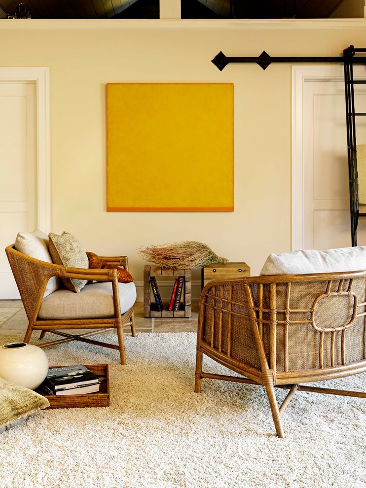Imagen de salón clásico con paredes amarillas y alfombra