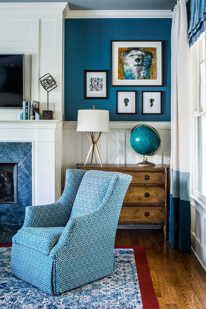 アトランタにある高級な中くらいなコンテンポラリースタイルのおしゃれなLDK (青い壁、濃色無垢フローリング、標準型暖炉、タイルの暖炉まわり、壁掛け型テレビ、茶色い床) の写真