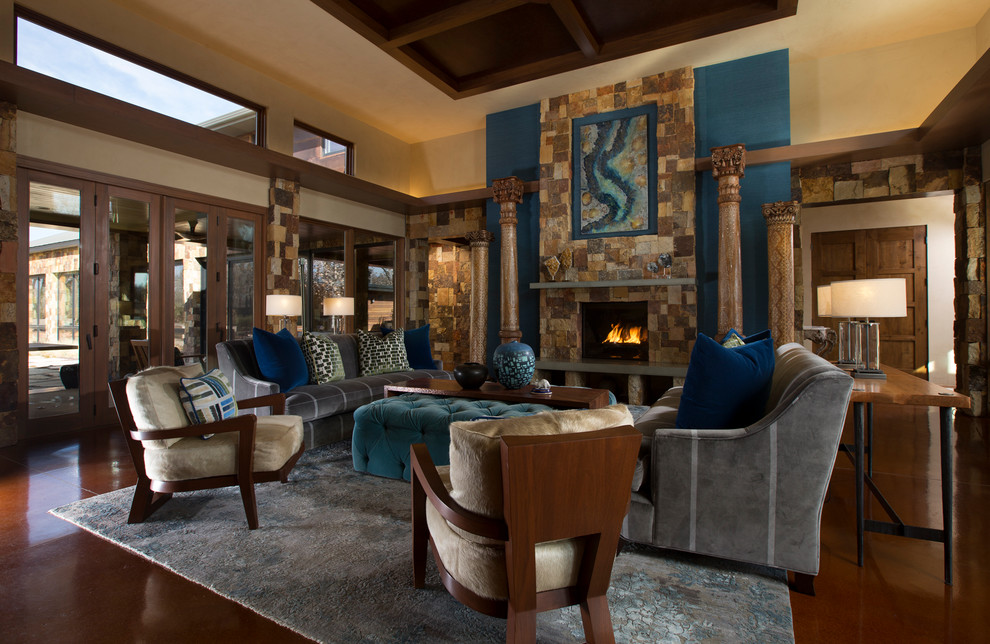 Foto di un grande soggiorno tradizionale aperto con pareti blu, pavimento in cemento, camino classico, cornice del camino in pietra e nessuna TV