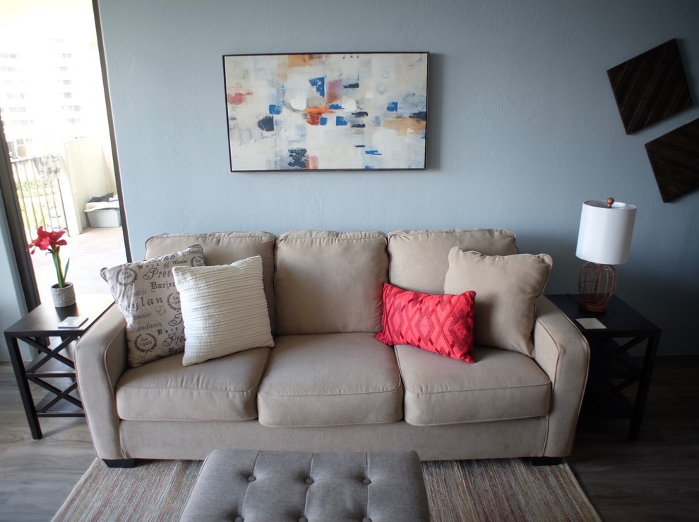 Cette photo montre un petit salon chic avec un mur bleu, un sol en linoléum, un téléviseur indépendant et un sol gris.
