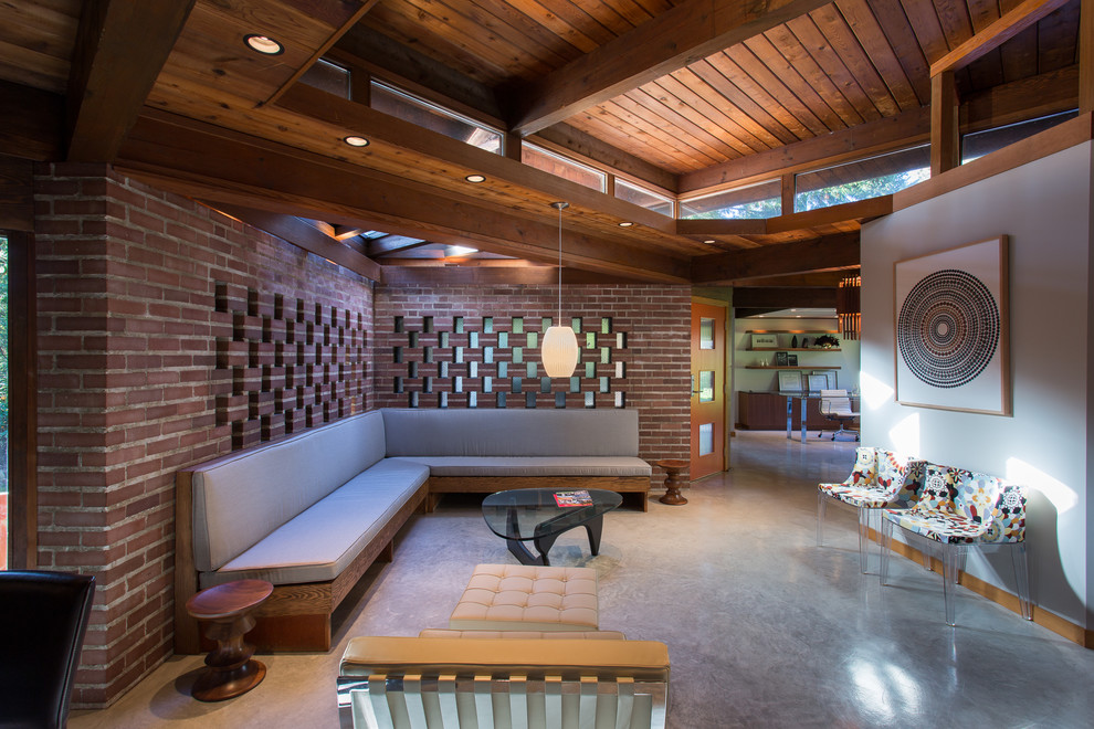 Стильный дизайн: гостиная комната в стиле ретро с бетонным полом и серым полом - последний тренд