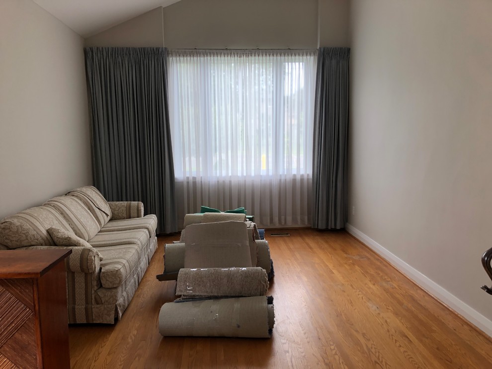 Свежая идея для дизайна: открытая гостиная комната среднего размера в стиле ретро с серыми стенами и паркетным полом среднего тона - отличное фото интерьера