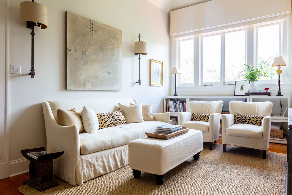Idee per un piccolo soggiorno classico con pareti grigie, pavimento in legno massello medio e pavimento marrone