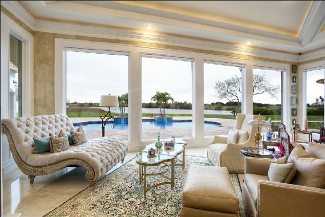 Foto di un grande soggiorno classico aperto con sala formale, pareti beige e pavimento in marmo