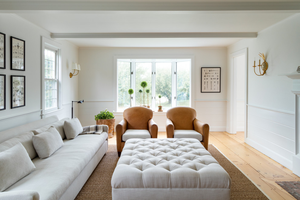 Пример оригинального дизайна: гостиная комната в стиле неоклассика (современная классика) с белыми стенами, светлым паркетным полом и бежевым полом