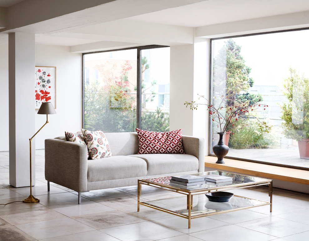 Repräsentatives Modernes Wohnzimmer mit weißer Wandfarbe und grauem Boden in London