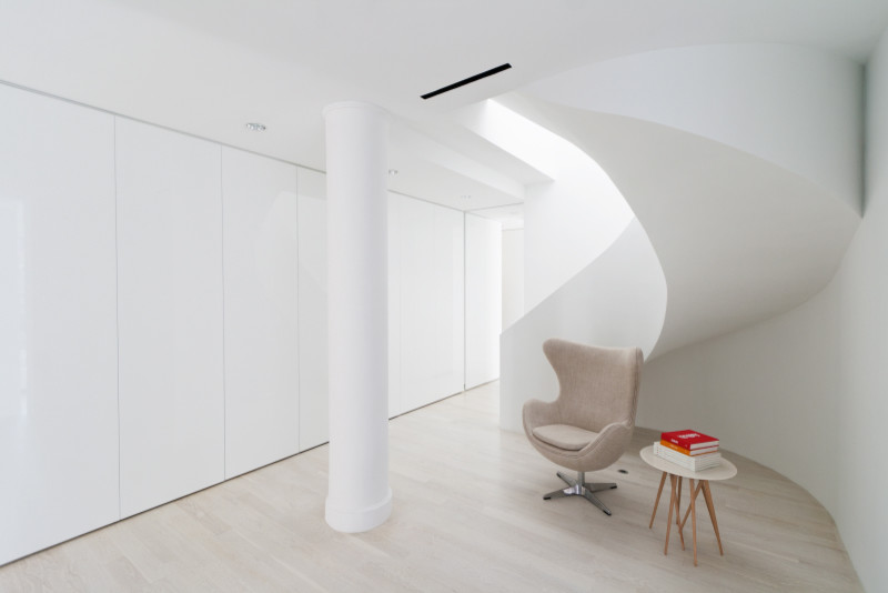 Ejemplo de biblioteca en casa tipo loft minimalista de tamaño medio con paredes blancas
