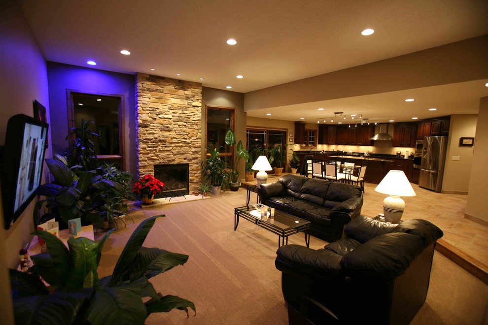 Стильный дизайн: парадная, открытая гостиная комната среднего размера в классическом стиле с коричневыми стенами, ковровым покрытием, стандартным камином, фасадом камина из камня и коричневым полом без телевизора - последний тренд